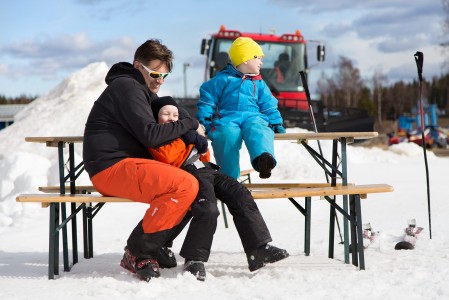 Pirteähenkinen after ski keväisellä terassilla ei aina tarvitse juomia.