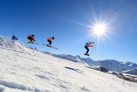 Alpe d'Huezissa käydään sekä pienempien että isompien laskijoiden World Cup -tasoisia skicross-kisoja.