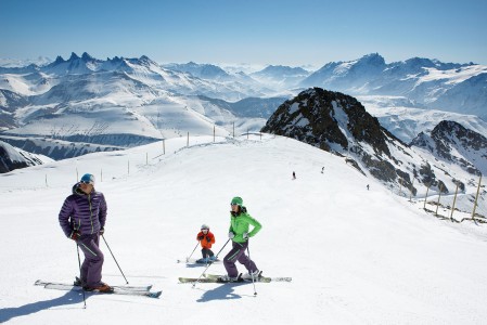 Alpe d'Huez tarjoaa laskettelevalle perheelle 900 lumitykin voimin kunnossa pidettävät 135 rinnettä. Pienemmille laskijoille on 2 aluetta joissa saa laskea vain rauhallisesti.