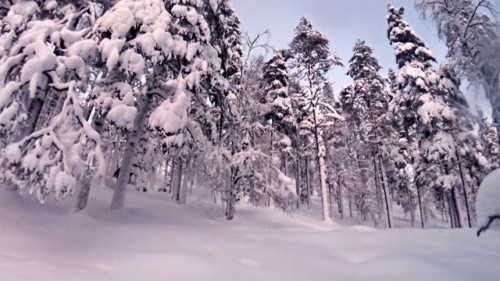 Antte Lauhamaan kypäräkameran taltioimaa kaamoslaskua Ylläksellä joulun 2014 alla.