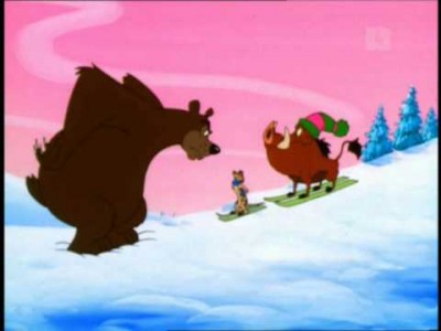 Timon ryhtyy (Pumban vastustuksesta huolimatta) hiihdonopettajaksi helpon rahan toivossa. Kaatumista vihaava karhu aiheuttaa kaksikolle harmaita hiuksia todella nopeasti.