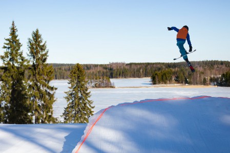 Ruokolahden Freeski tarjoaa kaksi parkkia komeilla järvimaisemilla.