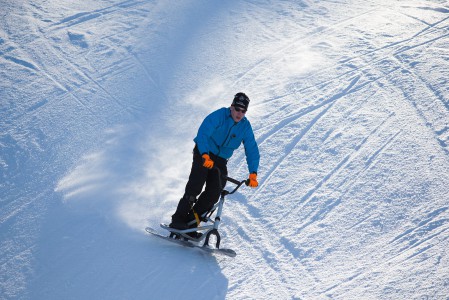 Freeskin henkilökunnan tyylinäytettä Snowbikella.