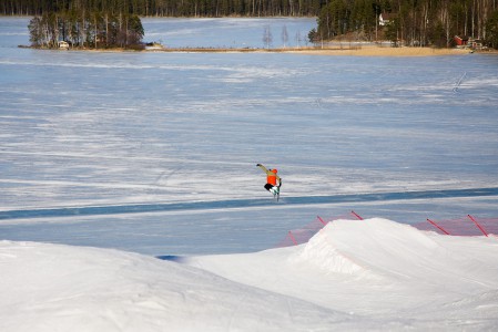 Kevätsäässä hyppiminen on erityisen mukavaa, kun aurinko on pehmentänyt alastulokohdat pehmeämmiksi.