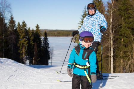 Ruokolahden Freeski on kuin Koli pienemmässä mittakaavassa. Kumpuilevat rinteet laskevat molemmissa keskuksissa aivan järven rantaan ja tunnelmassakin on yhteneväisyyttä.