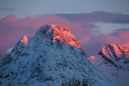 Kevätillan myöhäiset auringonlaskut Lyngenissä ovat ilo silmille.