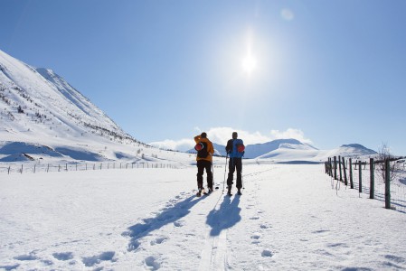 Russelvfjellet on Lyngenin suosituista hiihtovaellushuipuista matalimpia. Ehtii tässä noin 800 korkeuserometrin skinnausurakassa silti hiki tulemaan.