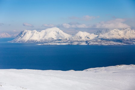 Lyngenin Kågen-saari ja sen 1228-metrinen Store Kågtinden -huippu Russelvfjelletin puolelta katsottuna.