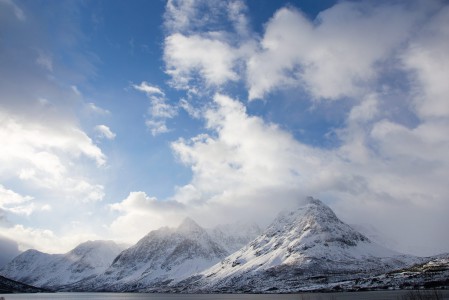 Lyngen eli suomalaisittain Yykeä on nousukarvoilla varustetulle laskijalle kiinnostava kunta Pohjois-Norjassa, Tromssan läänissä. Asukkaita on vain noin 3000, ja hyvien laskulinjojen määrä lienee selkeästi suurempi.