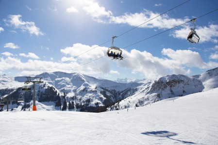 Saalbach Zwölferkogelin kuomulla varustettu nopea 6 hengen tuolihissi on mukava matkantekoväline. Alapuolella kulkee suurelta osin rinnettä, joten hissimatkalla voi maisemien lisäksi ihastella kanssalaskijoiden suorituksia.