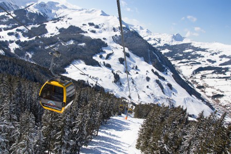 Saalbach - Hinterglemmin alueella sijaitseva Westgipfelbahn nostaa laaksosta yhdellä ajelulla huipulle noin kilometrin verran ylemmäs.