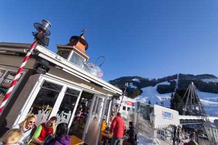 Schiwps bar sijaitsee Saalbachin keskustassa, Schattbergin gondolin ala-asemalla. Tämän lisäksi Saalbachissa on kymmeniä eloisia jälkihiihtopaikkoja.