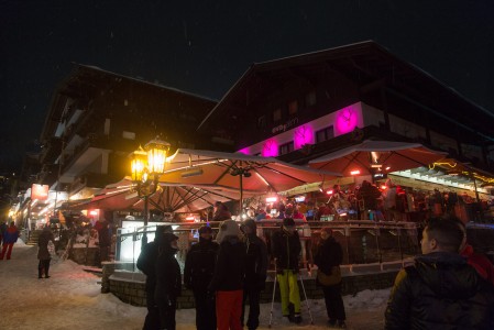 Monet Saalbachin suosituimmista afterski-paikoista sijaitsevat kylä vilkkaalla pääraitilla.