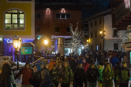 Saalbachin kylän keskustan läpi kulkee pystysuunnassa idyllinen kävelykatu. Pääraitti on illalla vilkas afterski-väen kulkureitti.