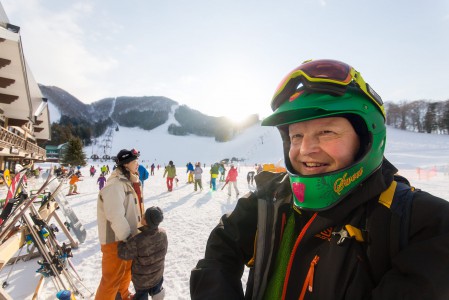 Aurinkoisen lumisena aamuna ala-asemalla voi havaita innostutta tunnelmaa.