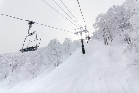 Nozawa Onsenin vuori on nimeltään Mt. Kenashi. Sinne päästäkseen tarvitaan reitistä riippuen vähintään 3 eri hissikyytiä.