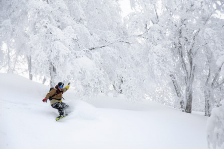 Nozawa Onsenin uskomattoman hieno metsälasku tapahtuu Mt. Kenashin eri harjanteilta pehmeästi alaspäin.