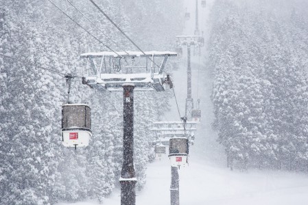 Nozawa Onsenin tuhdimpina puuteripäivinä kannattaa laittaa laskutakin kainaloluukut kiinni.