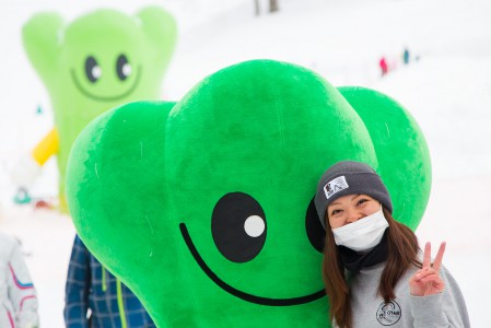 Japanissa jokaisella itseään kunnioittavalla hiihtokeskuksella pitää olla oma maskotti. Nozawa Onsenin maskotti on saanut ulkomuotonsa vain tällä alueella kasvavasta syötävästä Nozawa-kasvista.
