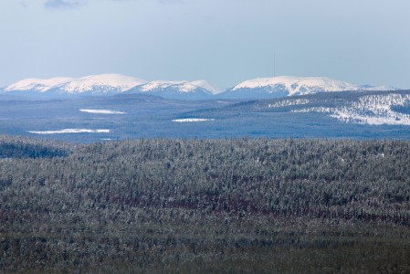 Pyhälle on Sallasta 73 kilometrin matka linnuntietä pitkin. Hyvällä säällä Pyhän rinteet erottuvat silti maisemasta selkeästi.