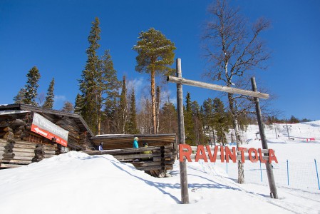 Sallan tunnelmallinen Keloravintola terasseineen sijaitsee aivan Eturinteen ja lastenrinteiden ala-aseman tuntumassa.