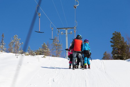 4 päällä -nousunäyte ankkurihississä: isä ja 3 lasta matkavat tunturiin näppärästi yhdellä ankkurilla.