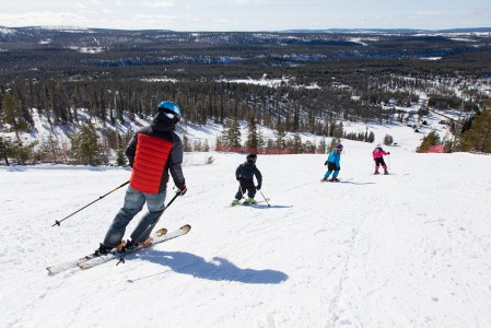 Sallan rinteiltä löytyy jyrkkyydeltään sopivan värinen rinne jokaisen laskujunan mieltymyksiin. Kuvassa menossa punainen Välirinne.