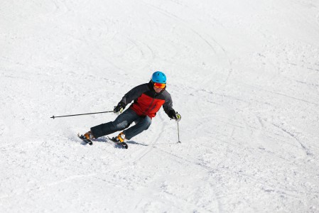 Kevään pehmittämään rinteeseen kantti puree kivottomasti, joten tällaisella runttauksella rinne otetaan täysin haltuun.