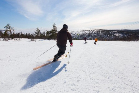 Kaunispään loiva yläosa sopii rauhalliseen telemark-nautiskeluun. Viettävämmässä alaosassa syväkyykkääjät tarvitsevat jo pientä runttausta.