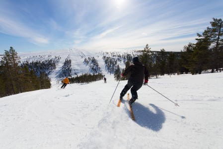 Saariselän Kaunispään Tilhi-rinteessä ei ole yhtään hassumpi kurvailla. Etenkään, jos sää on kuvaushetken kaltainen.