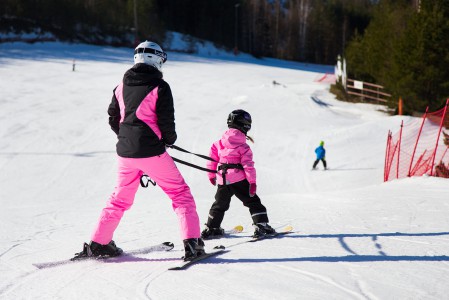 Myllymäen pitkä ja loiva perherinne sopii harjoitteluun. Viettävämpiäkin vaihtoehtoja löytyy.