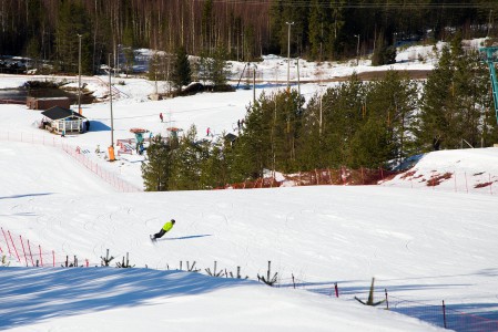 Myllymäen miellyttävästi vaihtelevia rinneprofiileja