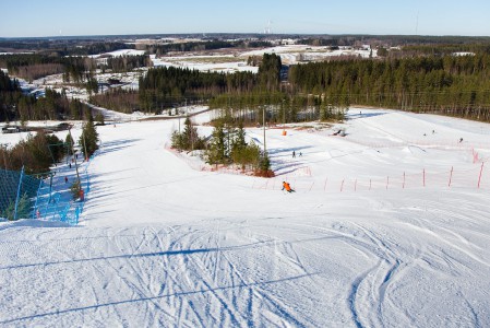 Myllymäen jyrkin rinne lähtee vauhdikkaasti liikkeelle, sitten loiventuu reilusti kunnes taas lopussa putoaa jyrkemmin. Juuri sopivasti tiukempaankin mutkittelutarpeeseen.