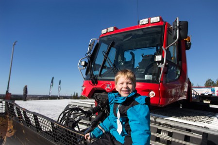 Lumikissat ovat kovasti pikkupoikia puoleensa vetäviä otuksia. Tutkailussa Myllymäen rinnekone.