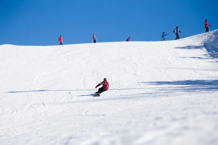 Näyttävää Alpine-lautailua Myllymäen leveässä rinteessä keväällä 2015.