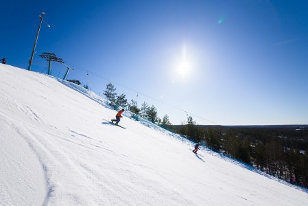 Myllymäen jyrkemmistä kohdasta saa kunnon alkuvauhdit. Muuten haastavampaa laskettavaa ei juuri löydykään.