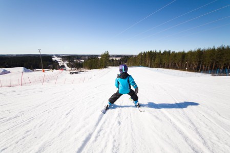 Ilman valjaita vauhti nousee 4-vuotiaalla ajoittain kovaksi, mutta onneksi Myllymäen loivemmissa rinteissä paketti pysyy vielä kasassa.