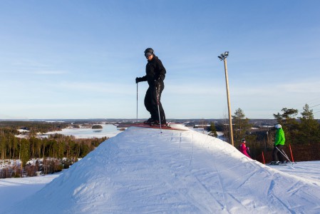 Ellivuoren vauhdikkaimman rinteen, Kärppärinteen yläosassa on pieni lähtökukkula, josta voi kerätä lisävauhtia loivempaan alkuosaan. Loppuosassa vauhtia kyllä tulee tarpeeksi joka tapauksessa.