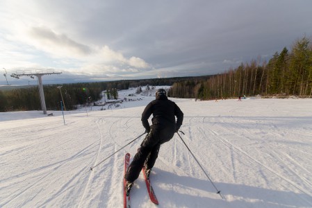 Korkeakankaan hiihtokeskuksessa on kaksi rinnettä, joista vain toinen oli käydessämme avoinna. Ainakaan ei tullut valinnan vaikeutta. RInne oli jyrkkyydeltään lähimpänä sinistä, ylin osa punaisempaa.