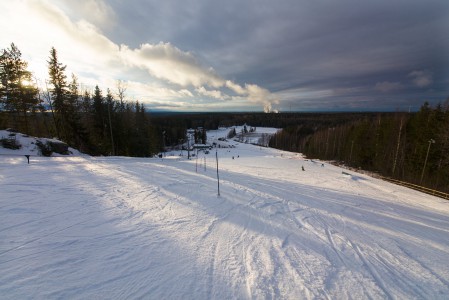 Korkeakankaan rinteeseen oli jätetty mukavasti kaikille avoin pujottelurata tarjoamaan lisävirikettä ainoaan avoimeen rinteeseen.