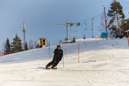 Korkeakankaan rinteessä ollut pujottelurata tarjosi mahdollisuuden kokeilla omaa kepinkiertonopeutta. Keppejä päin laskeminen vaatisi sekä rohkeutta että totuttelua, huomasimme