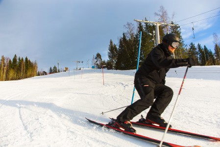 Vapaasti käytettäviä pujotteluratoja saisi löytyä lähikeskuksista enemmänkin. Treenaaminen on hauskaa ja kohentaa laskutekniikkaa.