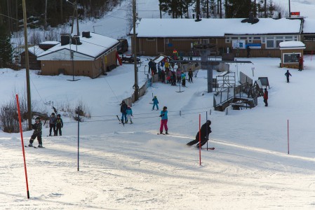 Korkeakankaan hiihtokeskuksen kakkoshissinä toimii ankkurihissi. Onneksi vierestä pääsee samaan suuntaan mutta pidemmälle ankkurihissiä käyttäen.