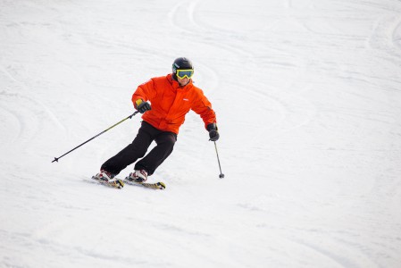 Tornimäen loppukevään pehmennyt rinne upottaa jo hieman kanttien alla.