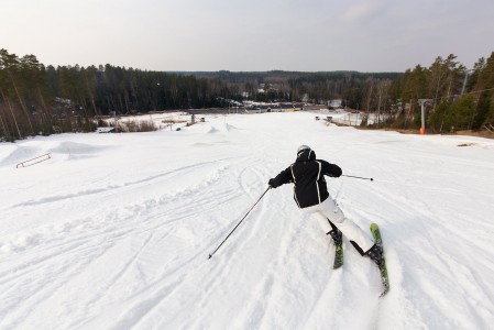 Kamera kaappasi Tornimäessä varsin videopelimäisen kuvakulman. Tästä tekisi mieli jatkaa peliohjaimen kontrollissa ala-asemalle.