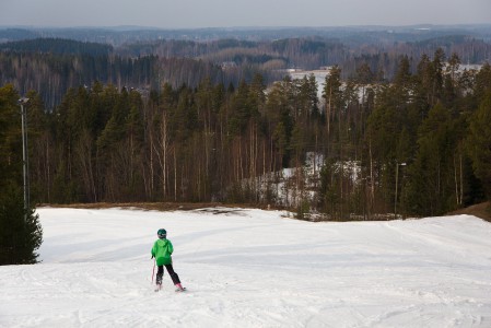 Tornimäen loivempi rinne tarjoaa mukavat maisemat ja lähes puoliympyrän verran enemmän kaarrosta vasemmalle