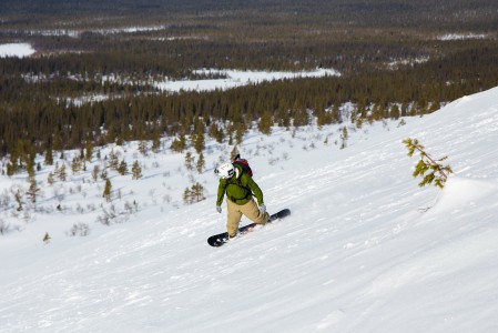 Pallaksen hisseihin nähden taka- eli länsipuoli mahdollistaa puolet laskusta oikolinjaa. Haikkaamatta selviää, kun ennen puurajaa kääntyy vasemmalle ja luisuttelee loppumatkan takaisin hissiä kohti.