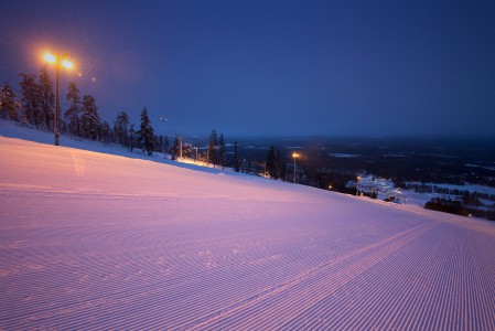 Vasta kunnostetun rinteen ensimmäisen laskujäljen tekeminen tuntuu mahtavalta. Kantti piirtää käännökset lumikissan tasoittamaan silkkisen pehmeään rinnemattoon.