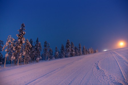 Suomun Keskirinne on normaalia leveämpi ja muodoiltaan mukavampi yli kilometrin mittainen laskuherkuttelukohde, joka sijaitsee melko tarkasti napapiirillä.