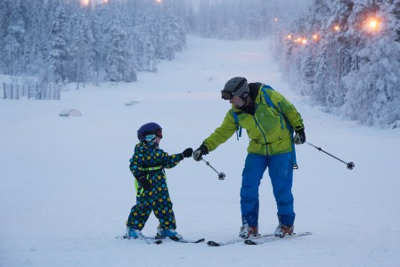 Kesäkauden aikana tahtoo kertyä hieman epävarmuutta talven ensimmäisiä laskuja kohtaan. Pienet tsemppaukset pikkulaskijoille auttavat heitä pääsemään takaisin omalle tasolleen jo kauden ensimmäisen päivän aikana.